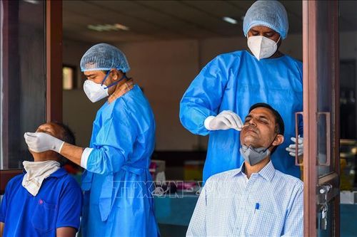 Số ca mắc mới COVID-19 tại Ấn Độ và Brazil tiếp tục giảm
