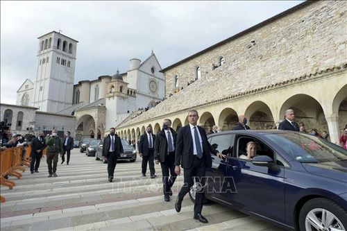 Một số thành viên Đội Cận vệ của Tòa thánh Vatican mắc COVID-19