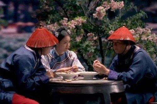 Thái giám được sắp xếp xung quanh hậu phi khi kể cả khi có cung nữ