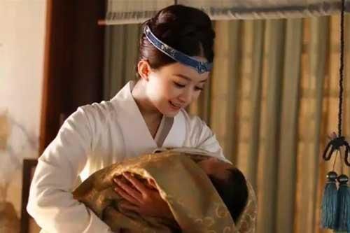 Phụ nữ Trung Quốc thời xưa sinh con luôn phải có chậu nước nóng đặt cạnh bên, nguyên nhân là do đâu?