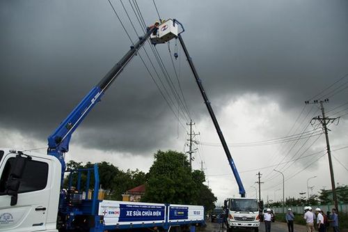 Gần 580.000 khách hàng đang chờ khôi phục cấp điện sau bão số 6 và mưa lũ ở miền Trung - Tây Nguyên