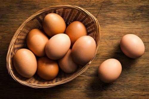 Vỏ trứng bị bẩn có cần rửa sạch trước khi bỏ vào tủ lạnh không?