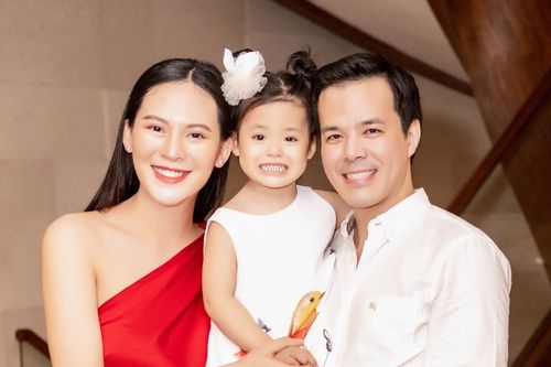 Người đẹp được yêu thích nhất MU 2015 rực rỡ như đóa hồng ở tháng cuối thai kỳ, đón tuổi mới bên chồng con