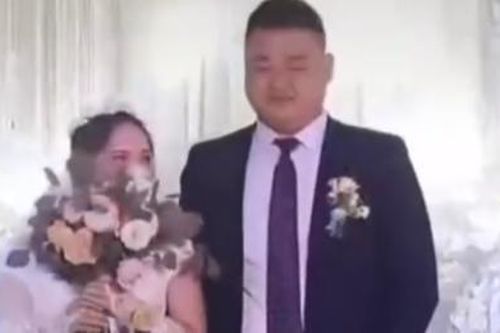 Mẹ đơn thân đi bước nữa, con trai 4 tuổi nói một câu với chú rể khiến nhiều người bật khóc