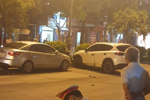 Camera ghi lại cảnh ô tô 'điên' Mazda CX5 gây tai nạn liên hoàn tại Hà Nội khiến nhiều người khiếp sợ