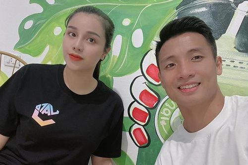 Bùi Tiến Dũng và Khánh Linh mặc áo đôi được Văn Toàn tặng