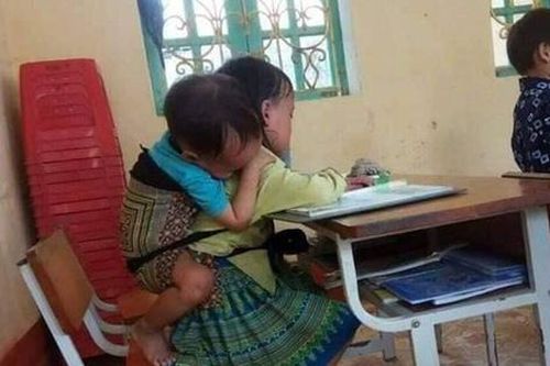 Chủ tịch xã lên tiếng về bức ảnh bé gái 7 tuổi phải địu em khi học ở trường