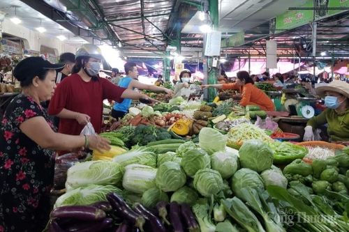 Đà Nẵng: Hàng trăm hécta rau màu ngập úng, giá rau xanh tăng 'phi mã'