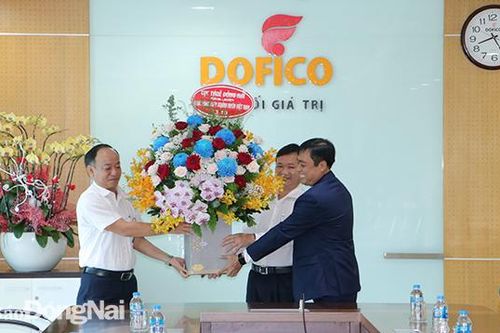 Ngành thuế thăm, động viên doanh nghiệp nhân Ngày doanh nhân Việt Nam
