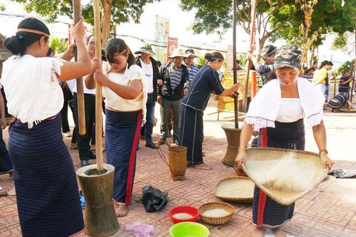 Xây dựng đời sống văn hóa đậm đà bản sắc dân tộc