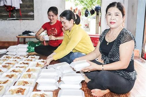 Những suất ăn ấm lòng người dân vùng lũ