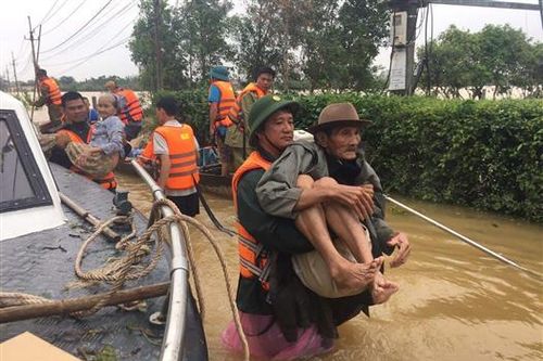 Mưa lớn khiến nước lũ tiếp tục dâng cao