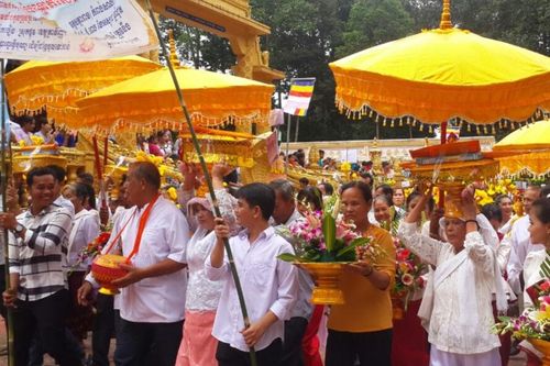 Lễ dâng y Kathina tại chùa Satharam Kompong Sala