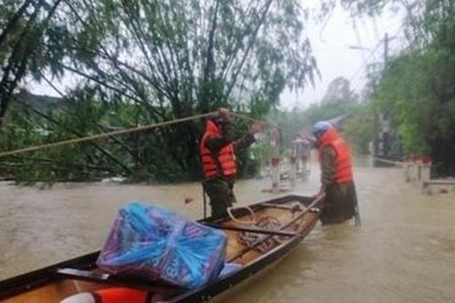Những hình ảnh ấm lòng người dân cố đô trong đợt mưa lũ lịch sử