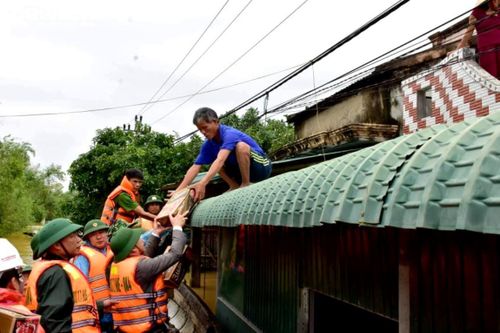 Cận cảnh dân miền Trung dầm mình sống chung với lũ