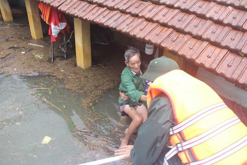 Lũ trên nhiều sông đạt đỉnh và xuống chậm, Quảng Nam cảnh báo nguy cơ lũ quét