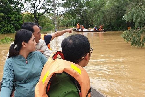 Chuyến đò 0 đồng trắng đêm đưa người dân vượt lũ đi cấp cứu