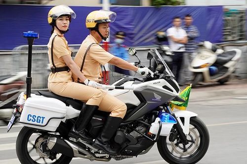 Những 'bóng hồng' CSGT dẫn đoàn phục vụ 2 Đại hội Đảng bộ ở Hà Nội