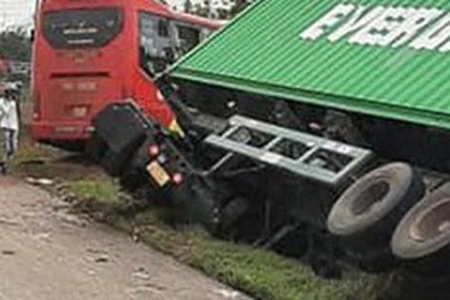 Xe khách tông xe tải và xe container ở Bình Phước, 5 người thương vong
