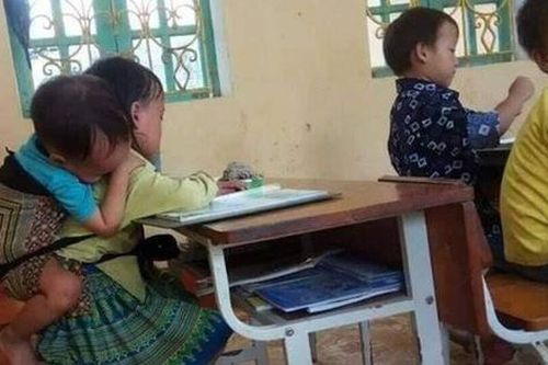 Xót xa hoàn cảnh bé gái 7 tuổi ở Yên Bái có bố đi tù, mẹ nghiện ngập, ngày ngày cõng em trai 20 tháng tuổi lên lớp học để có cơm ăn