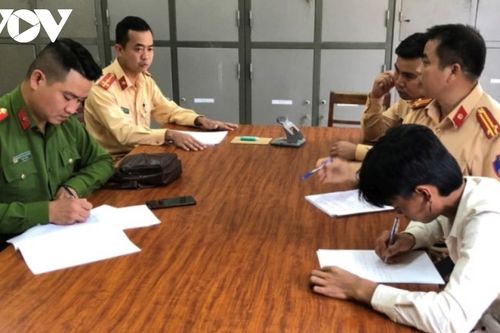 Phạt 9 triệu đồng nam thanh niên mặc váy hồng, buông tay khi lái xe