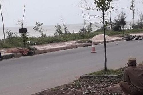 Nam thanh niên tử vong bên vệ đường
