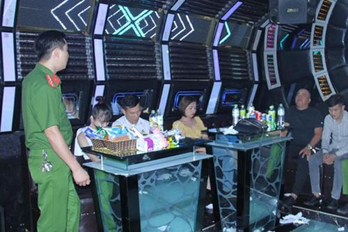 Bắt quả tang 6 đôi nam nữ sử dụng ma túy tại quán karaoke