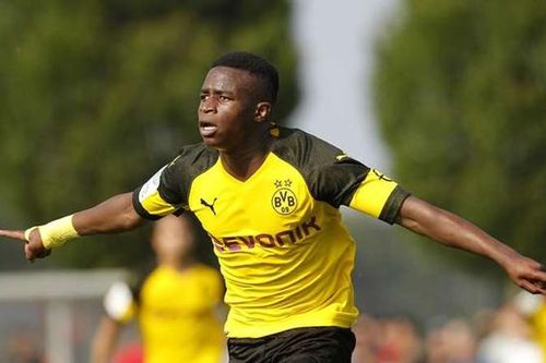 Dortmund đăng ký tiền đạo 15 tuổi cho Champions League