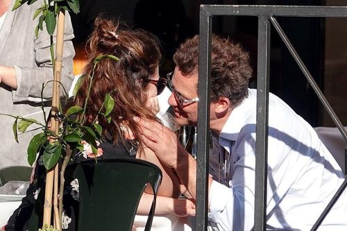 Vợ Dominic West muốn ly hôn khi biết chồng ngoại tình với Lily James