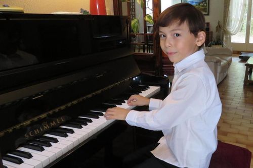 Thần đồng chơi piano từ năm 1 tuổi ở Pháp