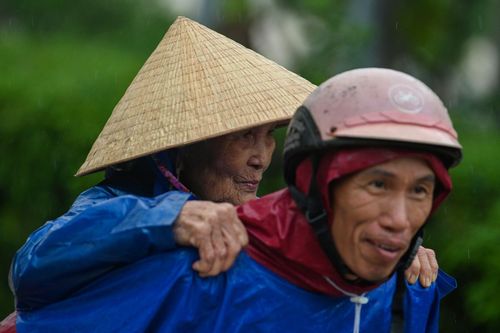 Cõng người già ra khỏi vùng lũ