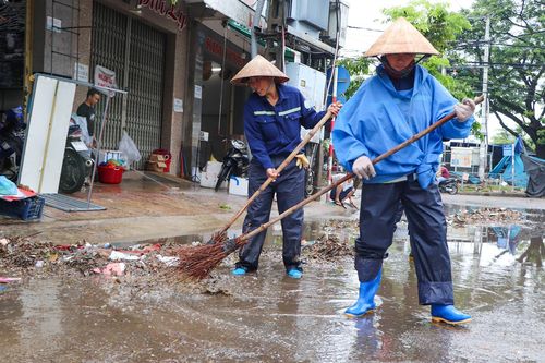 Người Tam Kỳ dọn dẹp sau lũ