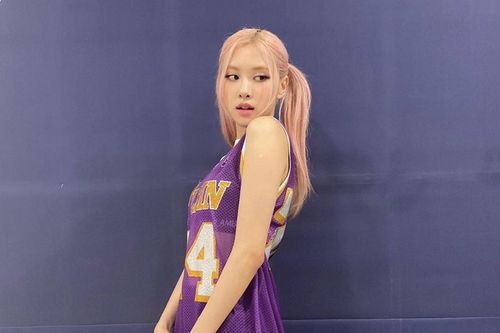 Rosé mặc áo bóng rổ tưởng niệm Kobe Bryant