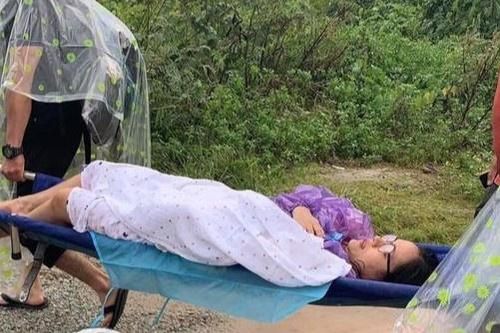 Sản phụ sinh con trên thuyền trong ngày mưa lũ
