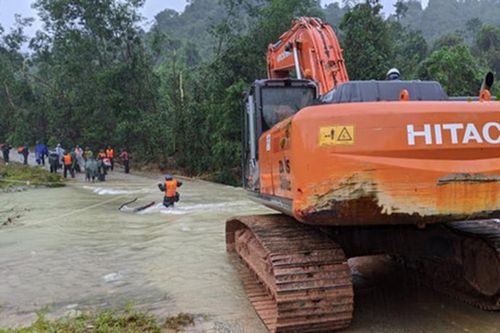 Sạt lở thủy điện Rào Trăng 3: Đưa 3 thi thể công nhân ra ngoài, chưa liên lạc được 13 cán bộ chiến sĩ