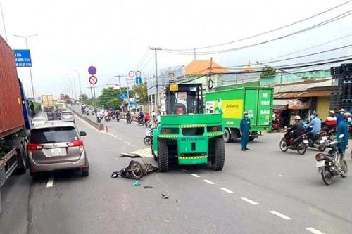 Tai nạn giao thông mới nhất hôm nay ngày 13/10: Xe nâng kéo lê xe máy trên quốc lộ 1, một người tử vong