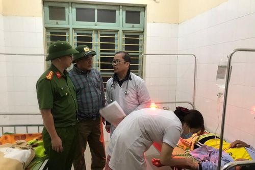 Tiếp cận và đưa 5 công nhân bị thương ở thủy điện Rào Trăng 4 đến bệnh viện