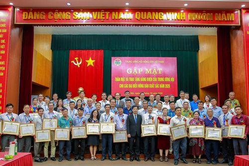 Hội Nông dân tặng Bằng khen cho các nông dân xuất sắc năm 2020