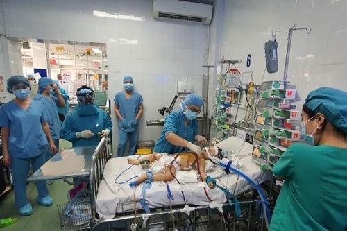 Chạy ECMO cứu sống bé gái 31 tháng tuổi bị biến chứng nặng sau mổ tim