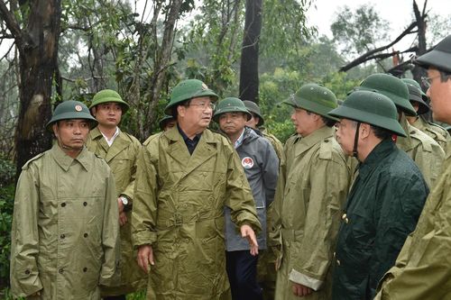 Phó Thủ tướng Trịnh Đình Dũng chỉ đạo công tác cứu hộ tại thủy điện Rào Trăng 3