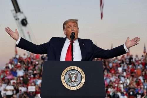 Tổng thống Trump trở lại vận động tranh cử sau khi ra viện