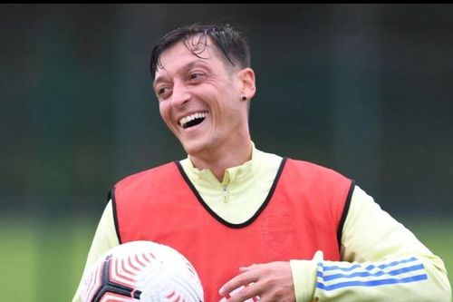 Arsenal mất 8 triệu bảng vì 'lòng trung thành' của Ozil