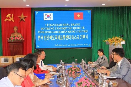 Đắk Lắk: Bàn giao 20.000 khẩu trang do Trung tâm hợp tác quốc tế tỉnh Jeollabuk (Hàn Quốc) tài trợ