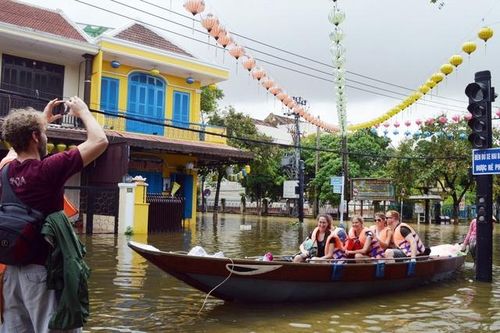 Độc đáo du lịch 'xuồng trong phố' ở Hội An