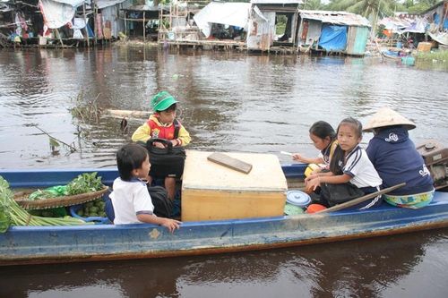 Cà Mau: Mưa ngập, hàng trăm học sinh không thể đến trường