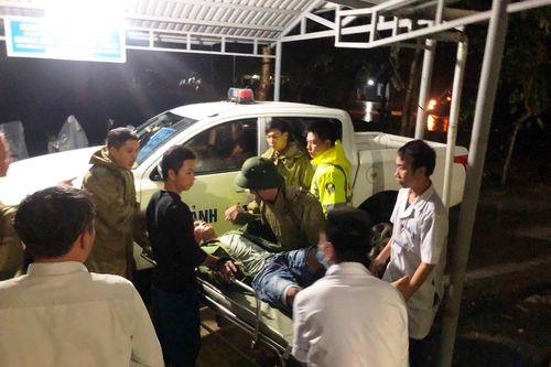 Vụ sạt lở thủy điện Rào Trăng 3: Công an điều cano tham gia cứu hộ