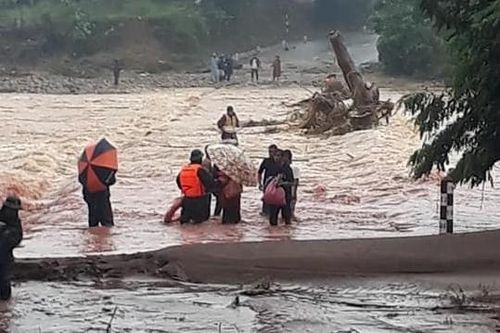Vượt lũ kịp thời đưa sản phụ đến trung tâm y tế
