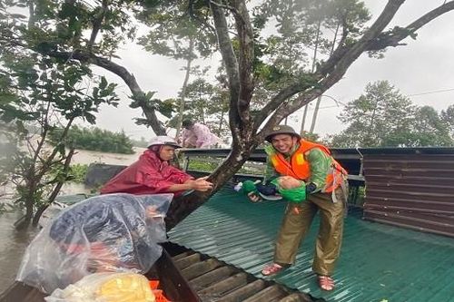 Ấm lòng với hình ảnh công an vượt lũ 'Vì dân, quên mình'