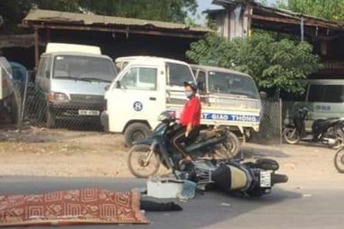 Tin giao thông đến sáng 13/10: Người đàn ông va tô tô container tử vong, nam thanh niên mặc váy buông 2 tay lái xe