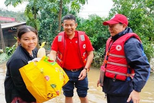 Big C Huế tặng 500 phần quà cho người dân vùng lũ Hương Trà